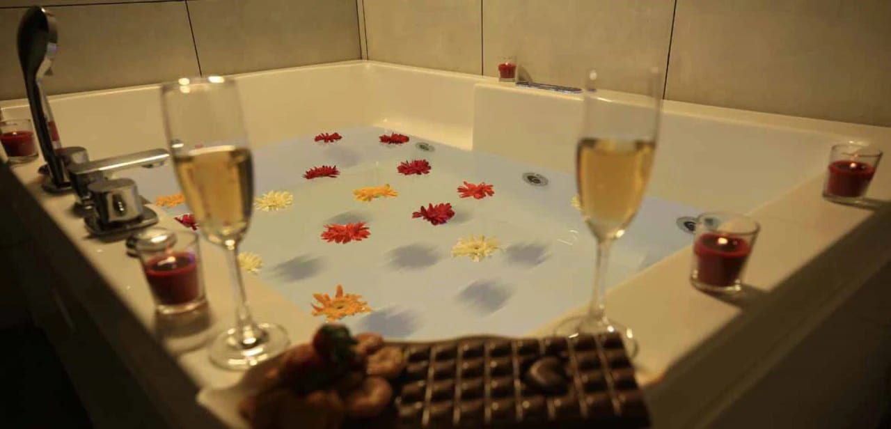 Honeymoon Suite Rooms view 4